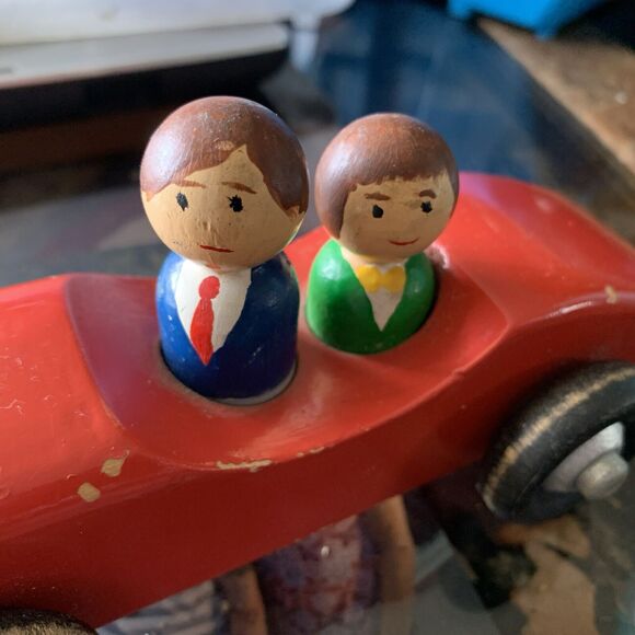 Vintage Wood Sports Car Two (2) Stylish 60’s Dressed ala Bond And Moneypenny - Picture 3 of 15